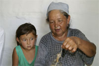 Handspinnerin am Zajsan-See